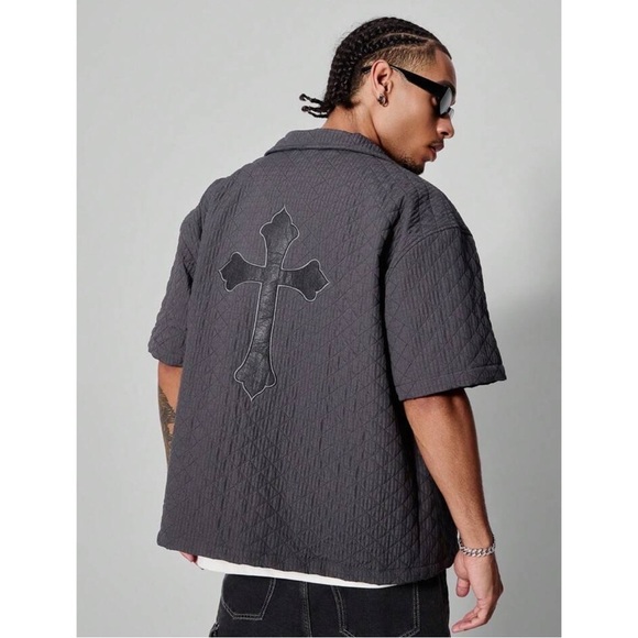 Men’s Dark Gray Quilted Short Sleeve Shirt Button Up Cross Design - Picture 3 of 9